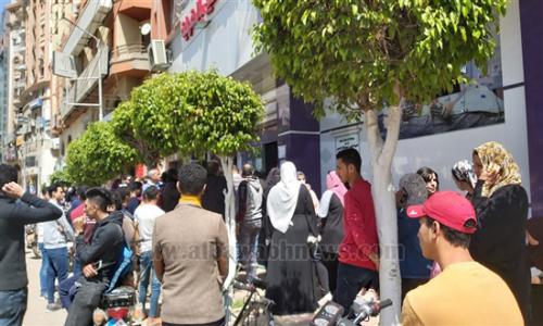 بالصور.. زحام شديد على فروع we بالدقهلية لاستلام شريحة التابلت بالصور.. زحام شديد على فروع we بالدقهلية لاستلام شريحة التابلت