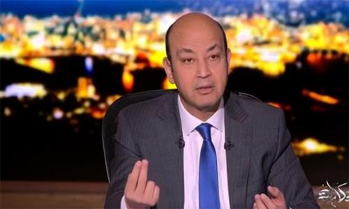 عمرو أديب يطالب المسيحيين بوقف قداس الأحد والتناول