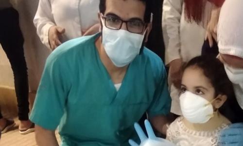 الأب والأم والخال.. رحلة علاج أسرة مانويلا أصغر طفلة متعافية من كورونا في قها