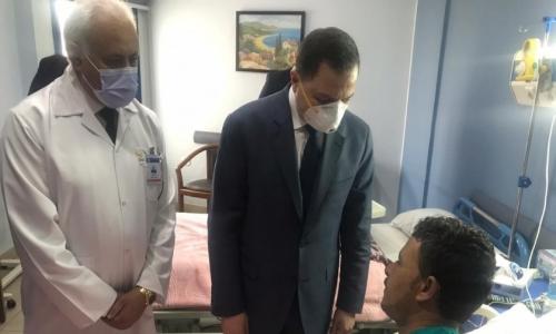 بـ كمامة.. وزير الداخلية يزور مصابي حادث الأميرية الإرهابي بـ كمامة.. وزير الداخلية يزور مصابي حادث الأميرية الإرهابي