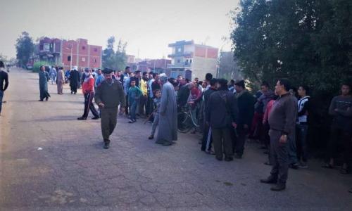 الأمن يفرق تجمهر المحتجين على دفن طبيبة توفيت بكورونا بالدقهلية الأمن يفرق تجمهر المحتجين على دفن طبيبة توفيت بكورونا بالدقهلية