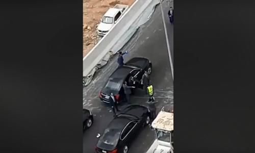 فيديو جديد.. السيسي ينزل من سيارته ويأمر بتوزيع كمامات على العمال