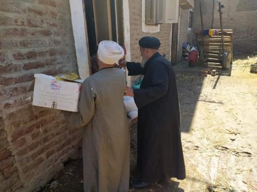صور.. كاهن بالأقصر يحتفل بأحد الشعانين ويوزع زيت "مسحة المرضى" على المنازل