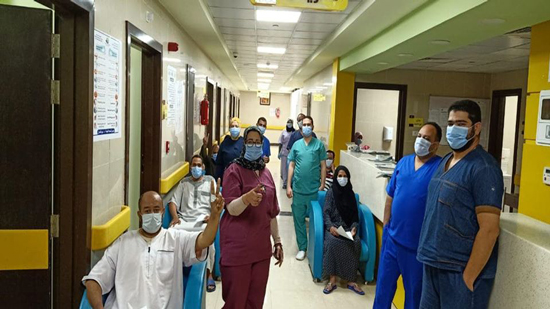 خروج أكبر عدد من المتعافين 17 متعافى يغادرون مستشفى العزل باسنا صور خروج أكبر عدد من المتعافين 17 متعافى يغادرون مستشفى العزل باسنا صور