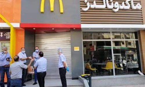 بسبب الزحام تشميع محلات "زاكس وكنتاكي وماكدونالدز" بمنطقة الهرم