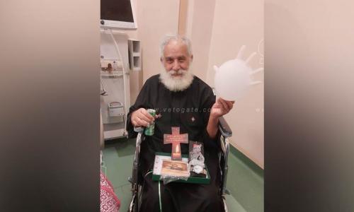 بالصور | الفريق الطبي بـ"حجر أسوان" يحتفل بعيد ميلاد القمص بيشوى المصاب بكورونا