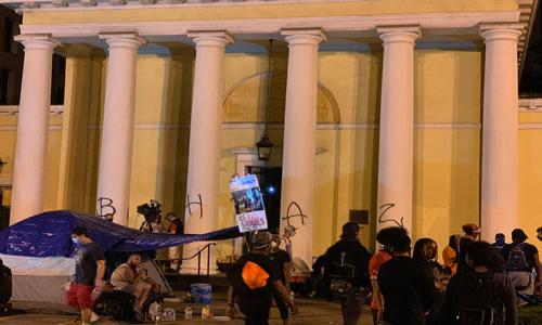 كنيسة سانت جون التاريخية تقيم سياجًا أمنيًا ردا على الانتهاكات المتكررة من المتظاهرين