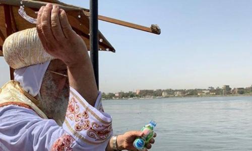 البابا تواضروس يلقي المياه المقدسة في مياه النيل