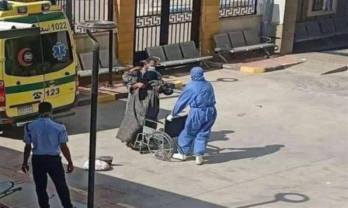 ظل يبكي بجوارها.. تداول صورة لشاب يحمل والدته المصابة بكورونا داخل مستشفى العزل بقها ظل يبكي بجوارها.. تداول صورة لشاب يحمل والدته المصابة بكورونا داخل مستشفى العزل بقها