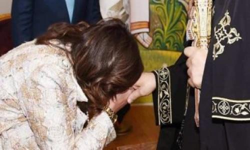 وزيرة الهجرة تنشر صورة وهى تقبل يد البابا تواضروس.. وتؤكد : يتعرض لحملة إساءة ممنهجة - شاهد وزيرة الهجرة تنشر صورة وهى تقبل يد البابا تواضروس.. وتؤكد : يتعرض لحملة إساءة ممنهجة - شاهد