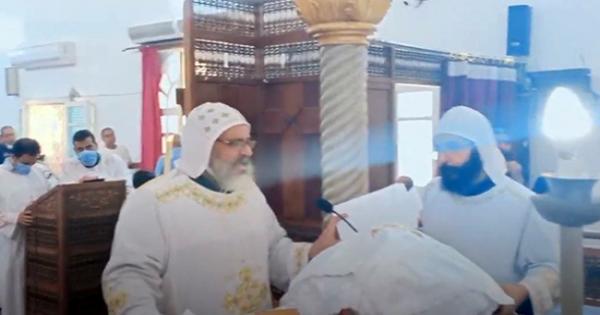 بالفيديو.. شاهد ترحيم رهبان الانبا مقار للانبا ابيفانيوس بقداس التذكار الثاني