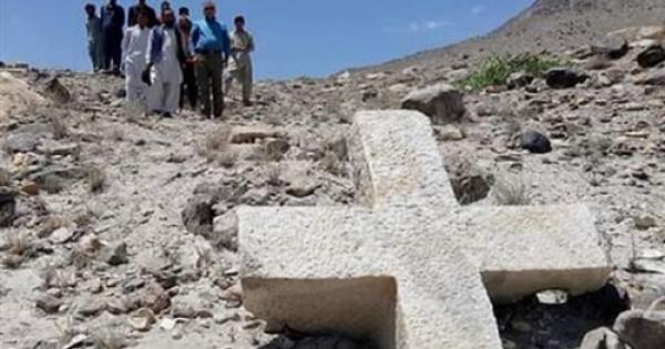 عمره 1200 عام.. الصليب العملاق المكتشف في باكستان يُلقي الضوء على ماضيها المسيحي - صور