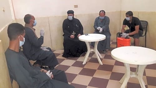 مسلمون يعقمون كنيسة وأقباط يتبرعون أمام مسجد بقنا - صور مسلمون يعقمون كنيسة وأقباط يتبرعون أمام مسجد بقنا - صور