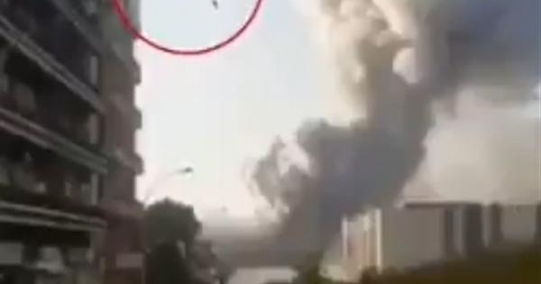حقيقة سقوط صاروخ في مكان انفجار مرفأ بيروت.. فيديو