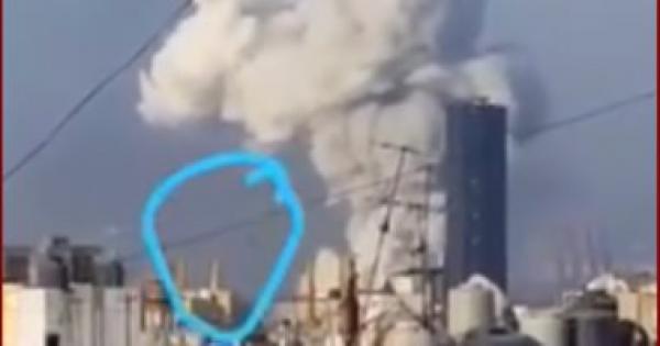 تداول فيديو يظهر إلقاء قنبلة على مرفأ بيروت قبل الانفجار الضخم تداول فيديو يظهر إلقاء قنبلة على مرفأ بيروت قبل الانفجار الضخم