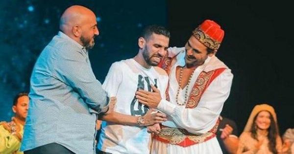 بالفيديو.. مؤمن زكريا يبكي على مسرح الجمهورية.. وأحمد عز يدعمه برسالة مؤثره