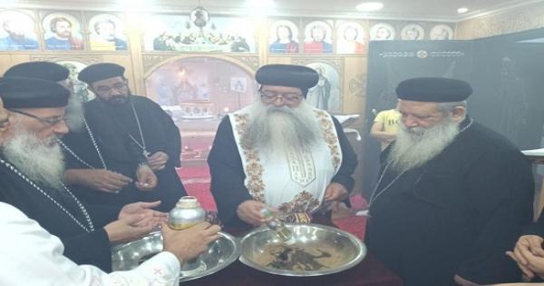 بالصور | الأنبا تكلا يطيب رفات القديس تكلا هيمانوت الحبشي