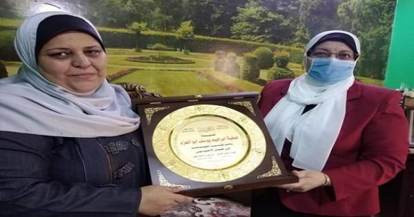 وزارة التضامن الإجتماعى تكرم سيدة القطار في منزلها وتسلمها درع الشئون الاجتماعية - صور