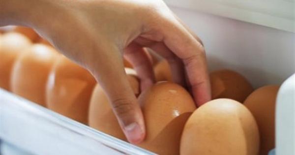 سم قاتل.. استشاري يحذر من حفظ البيض في باب الثلاجة
