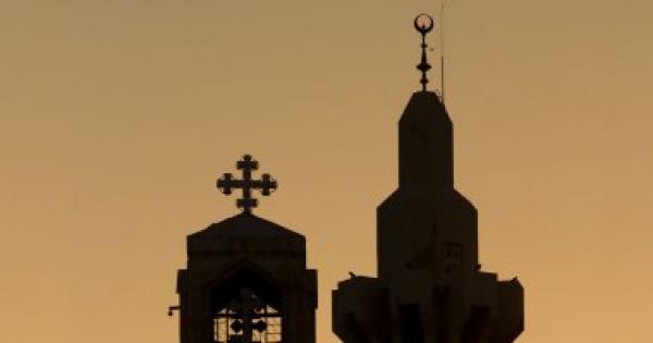 كاهن بالمنيا يوزع نتائج وأجندات إسلامية للعام الجديد : أتعودت على كده من 12 سنة كاهن بالمنيا يوزع نتائج وأجندات إسلامية للعام الجديد : أتعودت على كده من 12 سنة