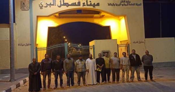 بجهود من الدولة.. عودة 12 سائقا مصريا بعد احتجازهم فى السودان
