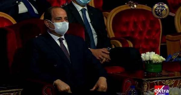 دموع الفخر.. الرئيس السيسي يبكي متأثرا بتضحيات رجال الشرطة (صور)