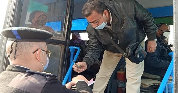 بالصور | محافظ القاهرة يحرر محضرا لمحصل أتوبيس نقل عام لعدم ارتدائه الكمامة بالصور | محافظ القاهرة يحرر محضرا لمحصل أتوبيس نقل عام لعدم ارتدائه الكمامة
