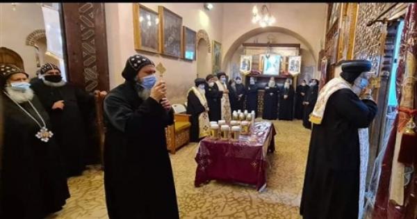 بالصور | البابا تواضروس يترأس تطييب رفات القديس يحنس كاما بدير السريان بالصور | البابا تواضروس يترأس تطييب رفات القديس يحنس كاما بدير السريان