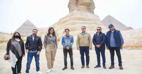 صور.. النجم العالمى مينا مسعود يزور الأهرامات: مصر أعظم بلد فى الدنيا