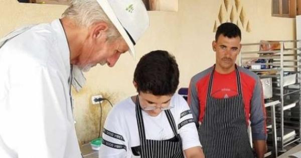 «ماركوس يا مدرسة».. شيف سويسري يعلم المصريين سر «طعامة أكلهم»