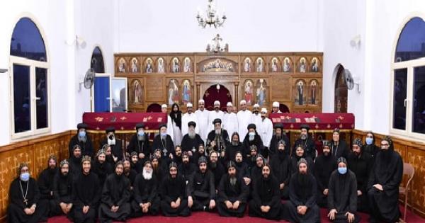 البابا يحدث رهبان دير القديس مكاريوس عن الفقر والطاعة البابا يحدث رهبان دير القديس مكاريوس عن الفقر والطاعة