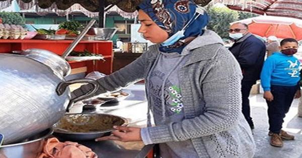 المهندسة آية.. قصة نجاح علي "عربة فول" في العاشر من رمضان - صور