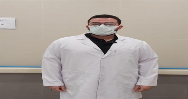 بعد بدء التطعيم.. عبدالمنعم سليم أول طبيب في مصر يحصل على اللقاح