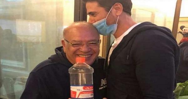 أحمد عز يهدى صلاح عبد الله زجاجة «كحول» في عيد ميلاده