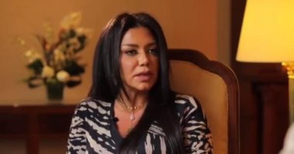 رانيا يوسف عن إمكانية ارتدائها الحجاب: "يا ساتر ليه كده".. فيديو