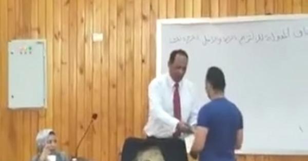 إجابة سؤال بـ1200 جنيه.. رسالة تحفيزية من أستاذ بـ«حقوق المنيا» لطلابه
