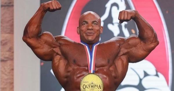 سر عضلات بيج رامي.. يتخلص من المياه ولا يتناول الزيوت