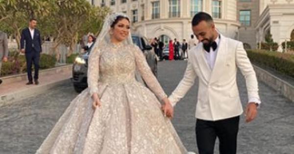 بـ البدلة وفستان الفرح.. شاهد أفشة وعروسته قبل ساعات من ليلة العمر.. صور