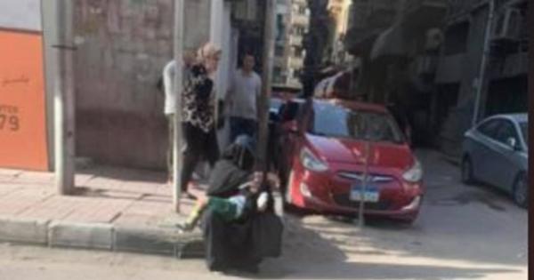 بالصور | متسولة تقع في خطأ يعرضها للحبس.. وبلاغات ضدها في خط نجدة الطفل