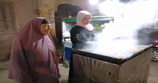 «باتعة» ملكة الكفتة والحواوشي في طنطا: 50 سنة بالمهنة وربيت منها عيالي