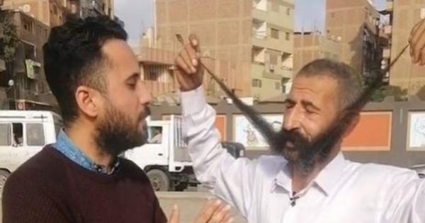 صاحب أطول «شنب» في مصر: بعامله زي ابني والعيال بتشدني منه «فيديو»