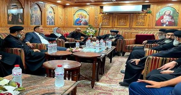 محافظ بورسعيد ونوابها يقدمون واجب العزاء في وفاة ” القمص بيشوي فخري”