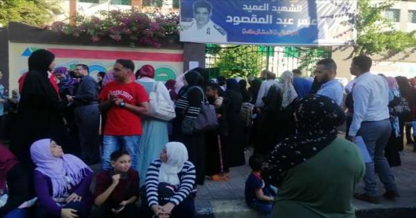 قرارات عاجلة من «التعليم» لمواجهة تزاحم أولياء الأمور أمام المدارس