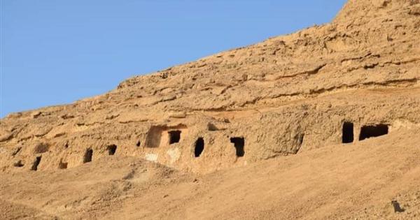حكاية الـ 7 بنات والبصل المسحور في بطن الجبل بسوهاج | صور