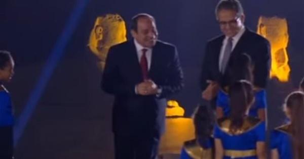 احتفالية طريق الكباش.. الرئيس السيسى يقطع شرح خالد عنانى لتحية طفلة (فيديو)