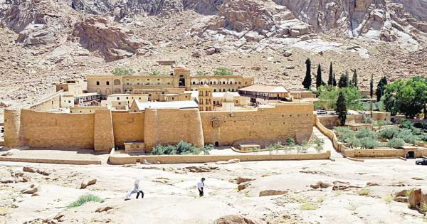 بعد إغلاقها 18 شهرًا بسبب كورونا.. فتح الكنيسة الكبرى لدير سانت كاترين أمام الزائرين اليوم