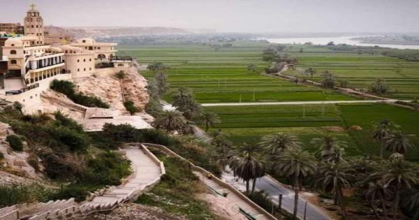 كنيسة أثرية على ربوة مرتفعة بأوامر الملكة هيلانة.. معلومات عن دير جبل الطير في المنيا