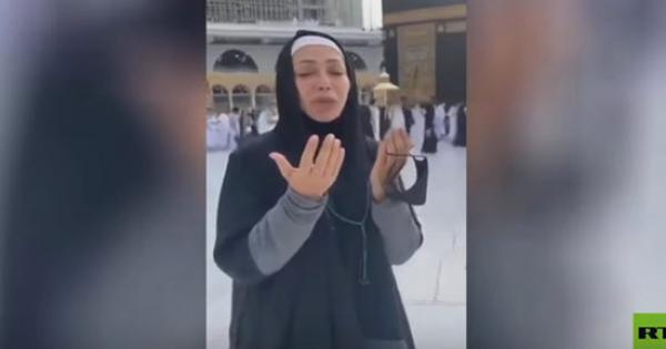 دعاء الفنانة ليلى علوي في الكعبة يثير جدلا واسعا.. ما القصة؟ - فيديو