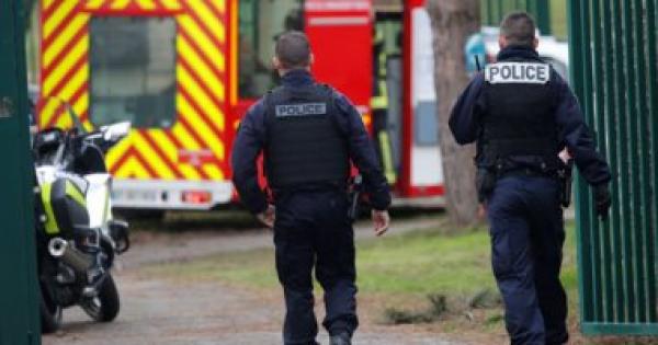 مسلح يرتدى ملابس النينجا يصيب شرطيتين بجروح فى مدينة شيربورج الفرنسية