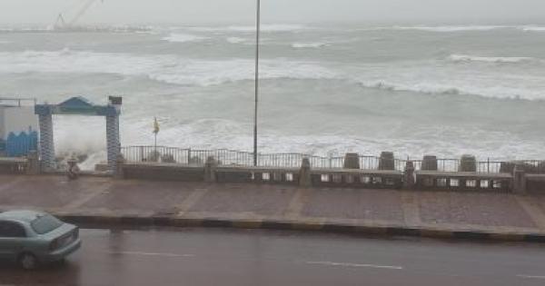 عاصفة شديدة تضرب الإسكندرية.. سقوط لافتات والموج يضرب الكورنيش.. فيديو وصور